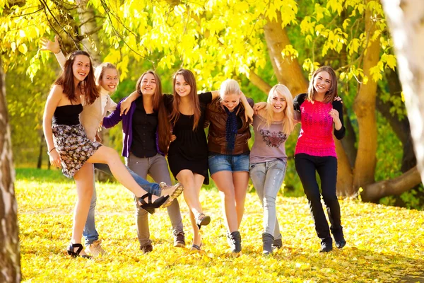 Veel jonge meisjes in het park — Stockfoto