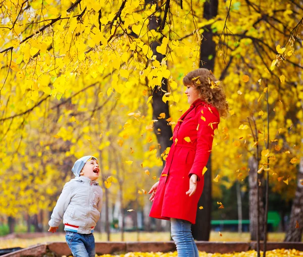 孩子和母亲与秋天的树叶 — 图库照片