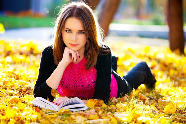 Hermosa chica con libro —  Fotos de Stock