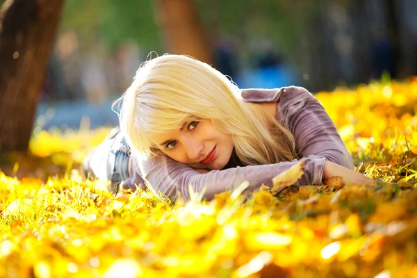 Beautiful girl lying on the grass — Stock Photo, Image