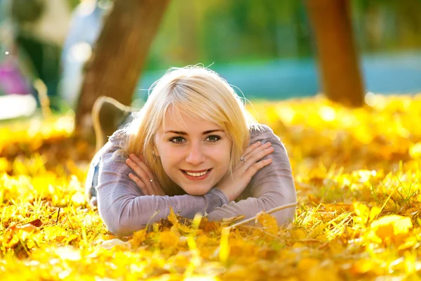 Красива дівчина лежить на траві — стокове фото