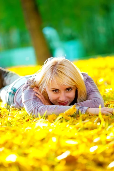 Güzel kız çimlerin üzerinde yatıyor. — Stok fotoğraf