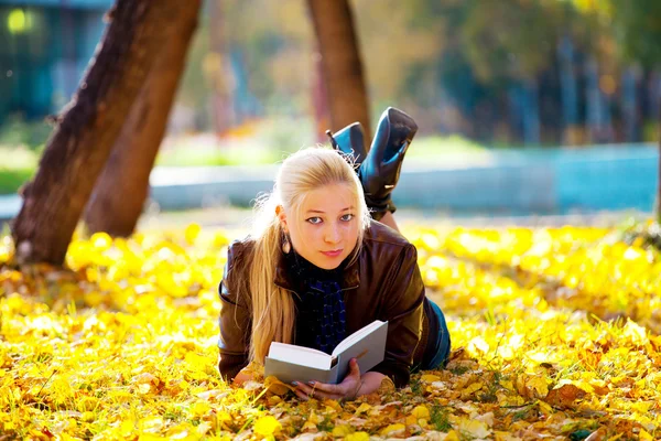 Красивая девушка с книгой — стоковое фото
