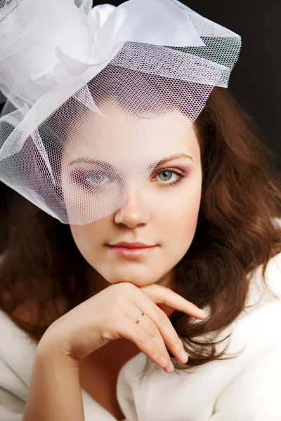 Mooie vrouw in witte hoed — Stockfoto