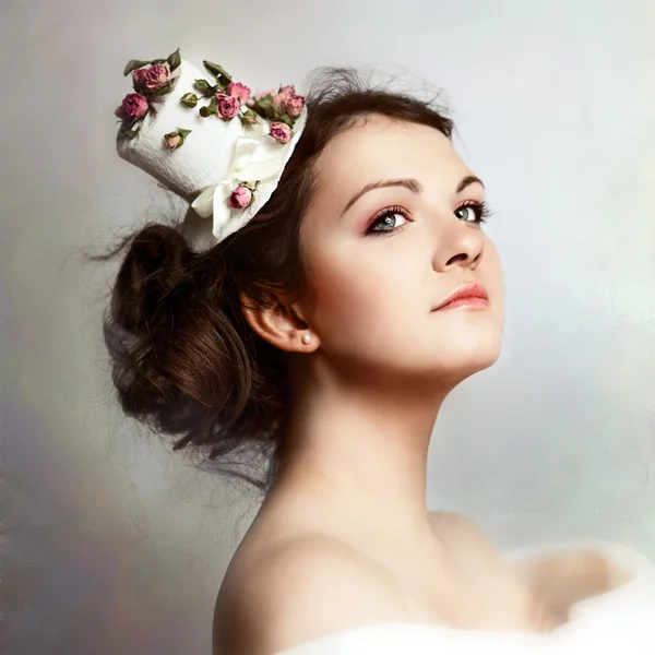 Όμορφη γυναίκα με καπέλο με τριαντάφυλλα — Φωτογραφία Αρχείου