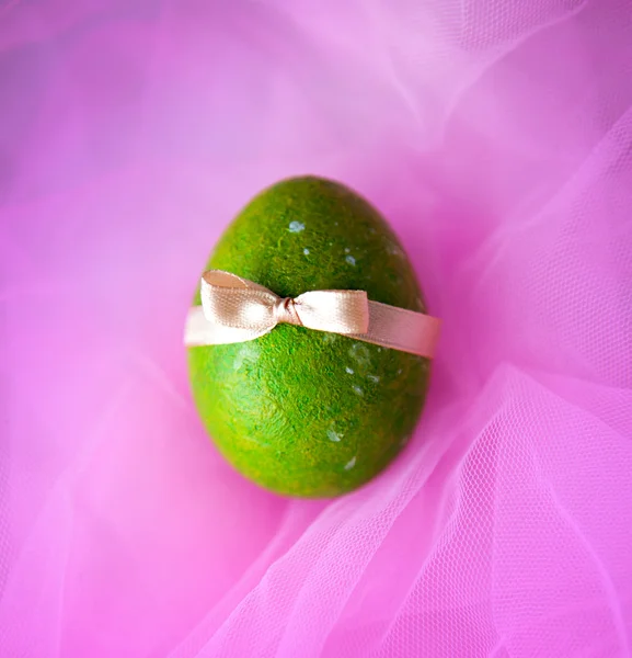 粉红蛋和粉红色纺织背景上的绿色蛋 — 图库照片