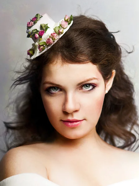 Vacker kvinna i hatt med rosor — Stockfoto