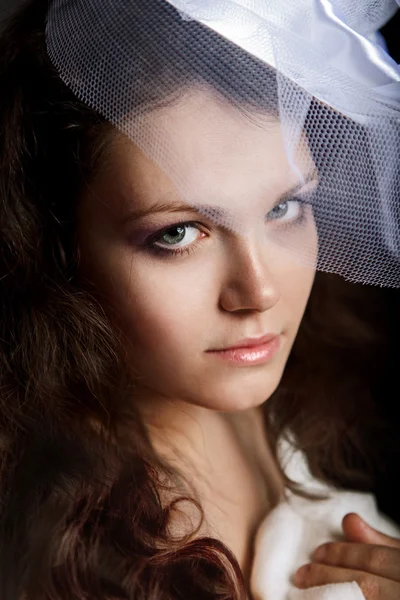 Krásná žena v bílém klobouku — Stock fotografie
