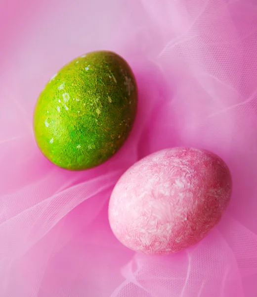 Αυγό Ροζ Και Πράσινο Αυγό Στο Ροζ Κλωστοϋφαντουργίας Φόντο — Φωτογραφία Αρχείου