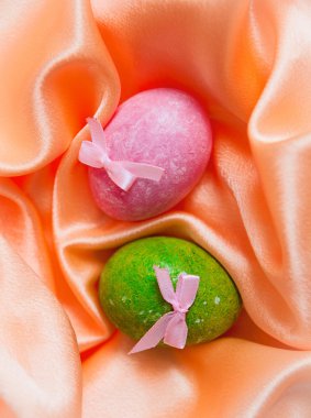 pembe Tekstil zemin üzerine yeşil ve pembe yumurta yumurta