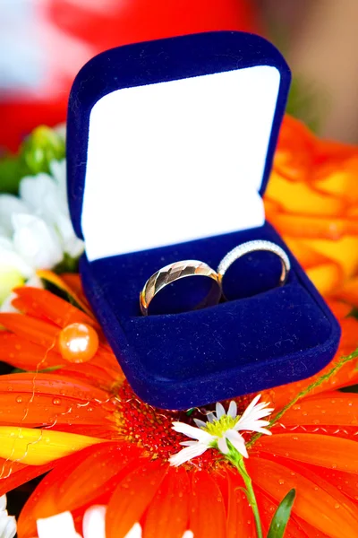 结婚戒指附近的花 Bouquette — 图库照片