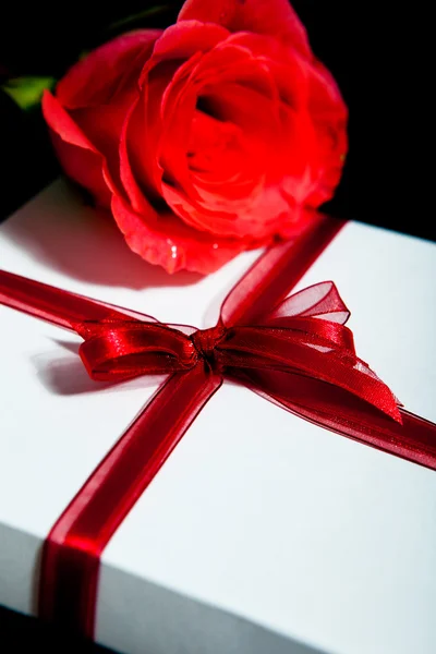 Coffret Cadeau Avec Rose Sur Fond Noir — Photo