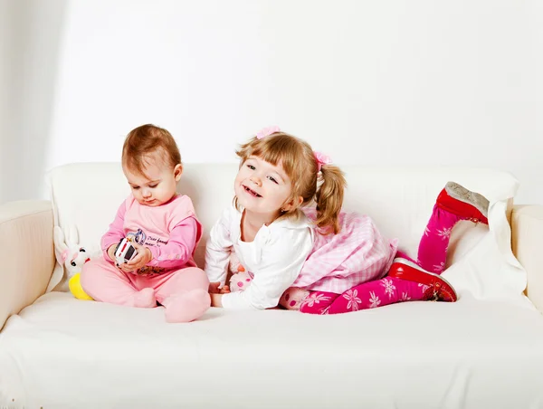 Due Adorabili Bambini Seduti Sul Divano — Foto Stock