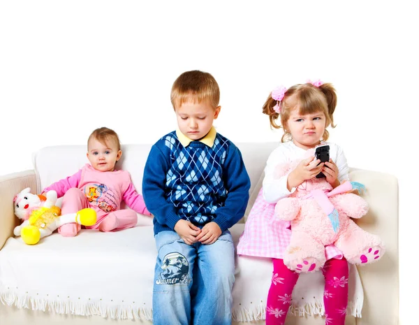 Drei Entzückende Kinder Sitzen Auf Dem Sofa — Stockfoto