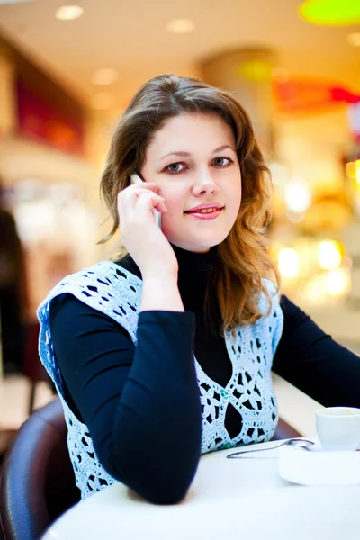 在咖啡馆与手机中的漂亮女人 — 图库照片