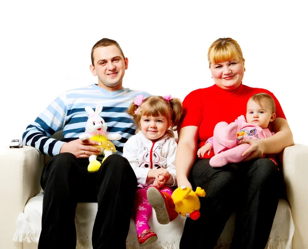 Vierköpfige Familie Auf Dem Sofa — Stockfoto