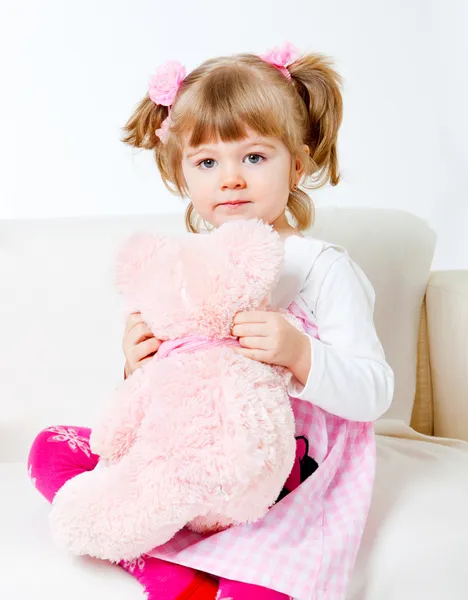 粉红熊的漂亮小女孩 — 图库照片