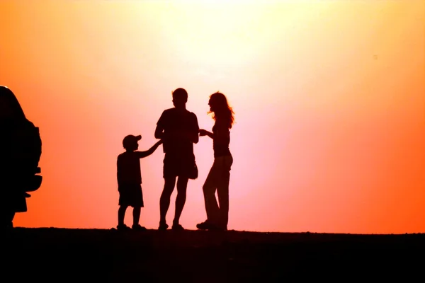 Família ao pôr-do-sol — Fotografia de Stock