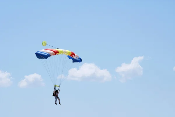 Parachuter en wolken — Stockfoto