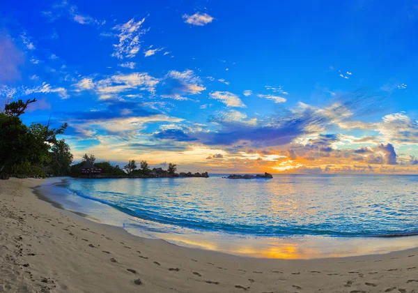 Spiaggia tropicale al tramonto — Foto Stock