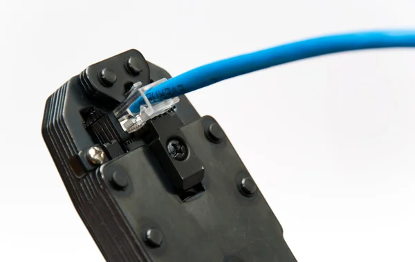 Réparation d'un câble réseau — Photo
