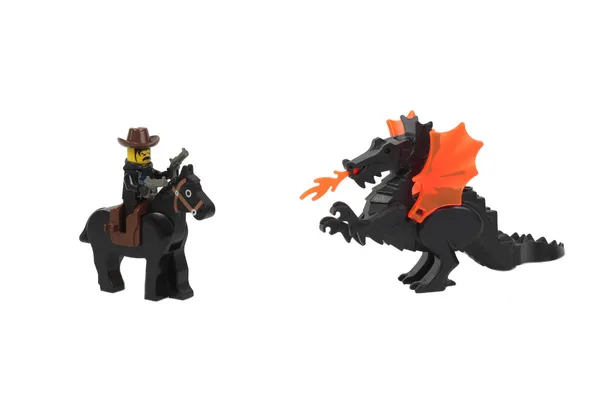 Cowboy brinquedo em um cavalo e dragão brinquedo — Fotografia de Stock