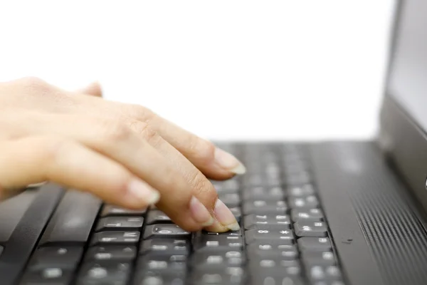 Mãos no laptop (dedo em foco ) — Fotografia de Stock