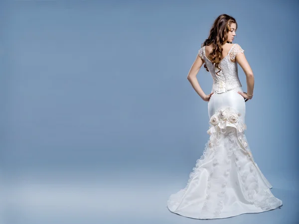 Bröllopsklänning på mode modell — Stockfoto
