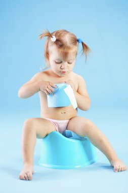 lazımlık zincir üzerinde şirin bebek