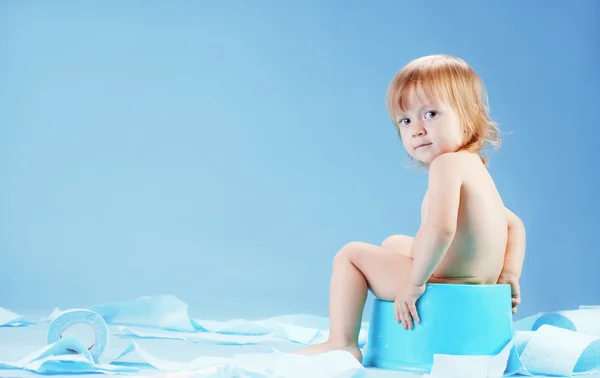Criança bonito no potty chait — Fotografia de Stock