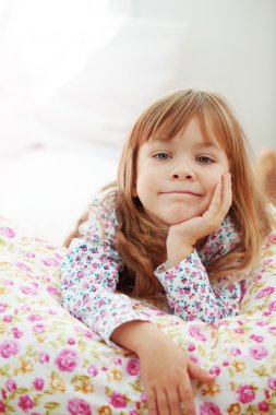 niño descansando en casaÇocuk evde istirahat