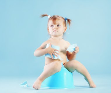 lazımlık zincir üzerinde şirin bebek