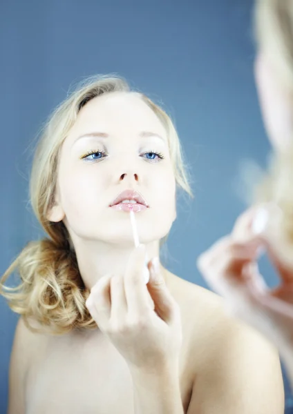 Jonge Vrouw Lippenstift Spiegel Kijken Toe Passen — Stockfoto