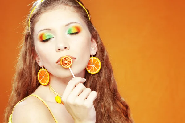 Snygg Tjej Med Livliga Orange Makeup Studio Serien — Stockfoto