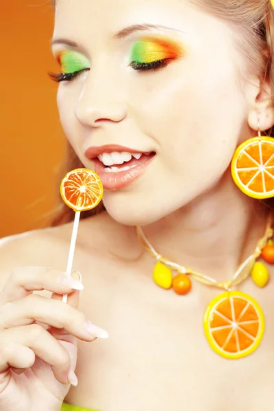Snygg Tjej Med Livliga Orange Makeup Studio Serien — Stockfoto