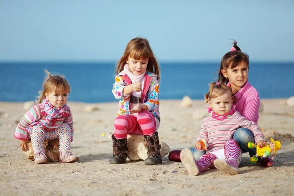 Barn Som Leker Med Sand Stranden — Stockfoto
