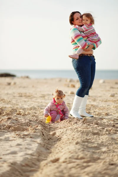 Счастливая Семья Отдыхает Пляже — стоковое фото