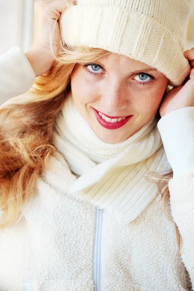 年轻漂亮的女人穿冬天的衣服 — 图库照片