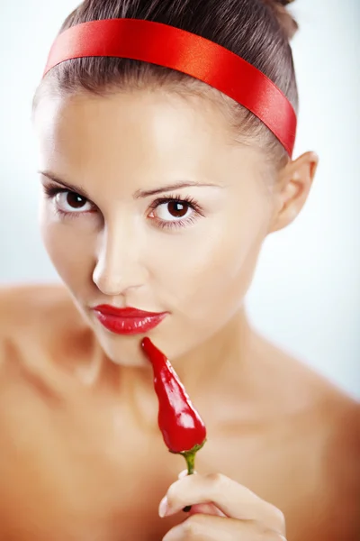 Mulher Bonita Com Lábios Vermelhos Segurando Pimenta — Fotografia de Stock