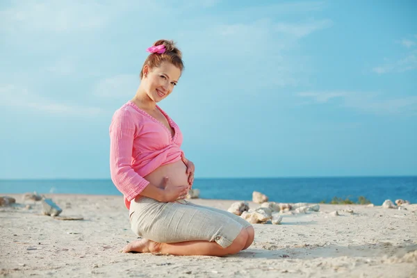 ビーチで美しい妊娠中の女性の肖像画 — ストック写真