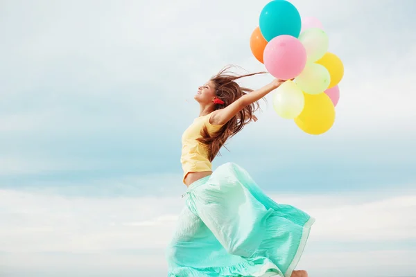 Szczęśliwy Dziewczynka Gospodarstwa Kilka Powietrza Kolorowe Balony Plaży — Zdjęcie stockowe