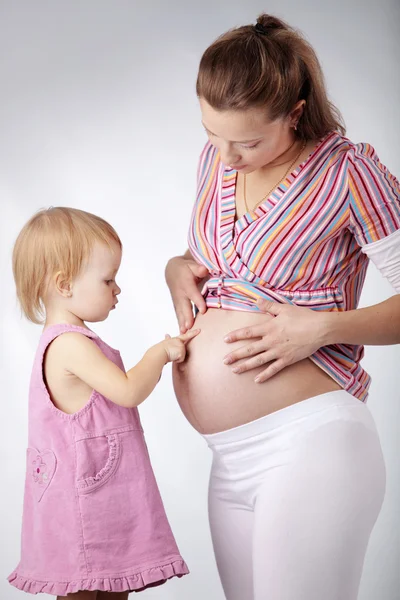 Embarazada Madre Con Pequeña Hija Estudio Disparo —  Fotos de Stock