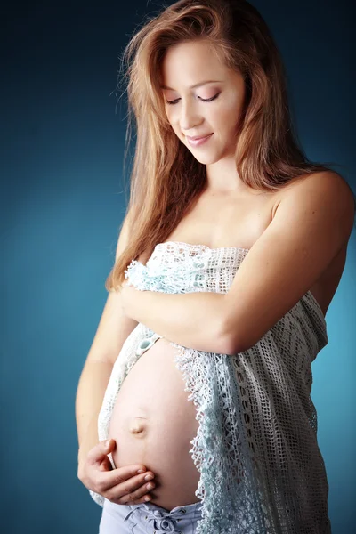 妊娠中の女性のスタジオ ポートレート — ストック写真