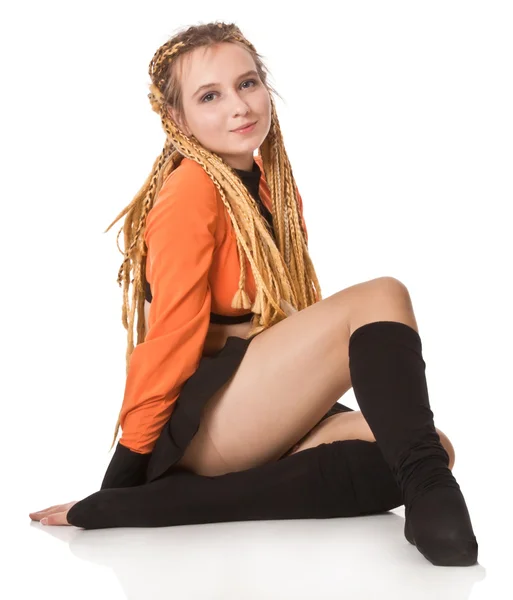 Menina em vestido laranja com dreadlocks . — Fotografia de Stock