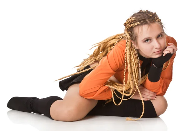 Meisje in oranje jurk met dreadlocks. — Stockfoto