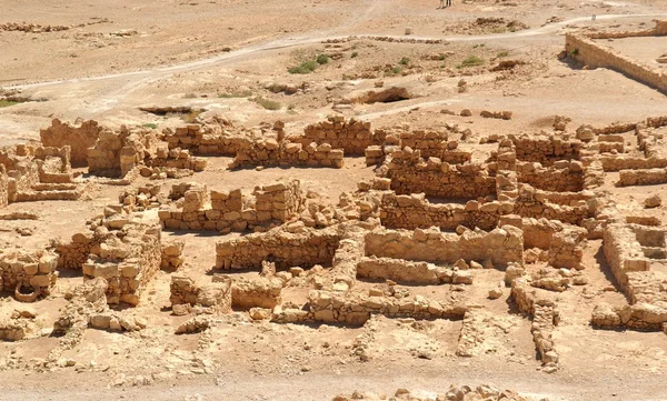 在沙漠中的古马萨达堡垒的废墟 — 图库照片
