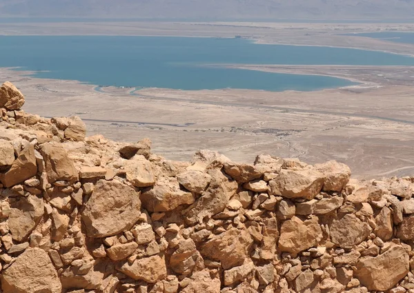 Muur van oude masada Fort in de woestijn — Stockfoto