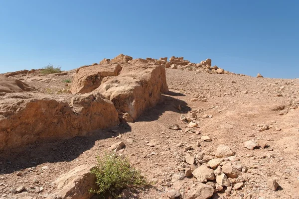 Muro in rovina di antica fortezza nel deserto — Foto Stock