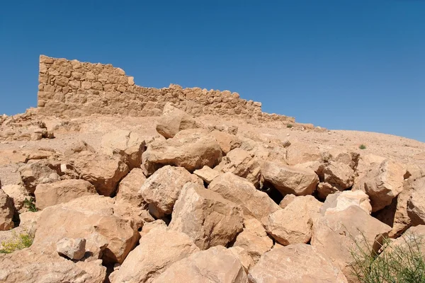 Ruins of ancient stone tower on desert hill — Stock Photo, Image