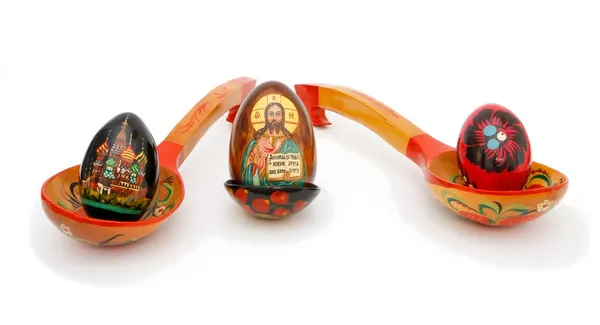Ovos de Páscoa em colheres de madeira pintadas à mão russas — Fotografia de Stock